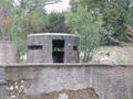 Links, direkt neben der Kirche, steht ein Bunker aus dem 2. Weltkrieg