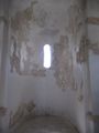 Eine der Apsiskalotten mit kleinem, romanischem Fenster und Fragmenten von Fresken, 04/2011