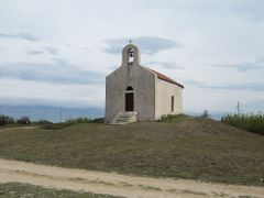 Die kleine romanische Kirche steht auf einem Grabhügel.