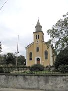 Die 1897 erbaute Herz-Jesu Kirche steht auf einem kleinen Hügel über den Dächern des Dorfes. 10/2013