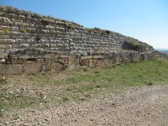 Die massive Mauer des römischen Lagers