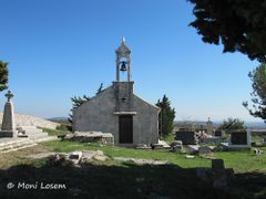 Der Friedhof mit der kleinen Kirche