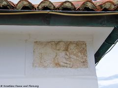 Auch hier findet man in den Wänden einiger Häuser Reliefs, die geflügelte Wesen oder Dämonen darstellen. Diese sollen das Böse von den Bewohnern fernhalten. 09/2012