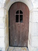 Eine massive Holztür schützt das Allerheiligste. Sie war leider abgeschlossen. Durch ein kleines Fenster in der Türe konnte ich hineinsehen. Posedarje 10/2013