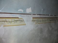 Die stark beschädigten Malereien im Inneren zeigen Blattranken, die die gesamte Kapelle umlaufen. Die Art und Anlage deutet auf eine Bemalung um 1915 hin, 10/2013