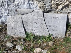 Gedenktafel in Baković, (→ Siehe auch Radašinovci)