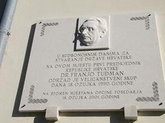 Außerdem wurde in Posedarje 2001 zum Andenken von Tuđman eine Gedenktafel an der Stelle angebracht, an der er am 18. März 1990 eine Rede gehalten hat.