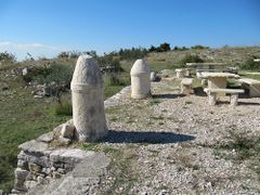 In und um Asseria wurden die typischen liburnischen Grabsteine gefunden. Weitere stehen im Hof der Burg Benković.