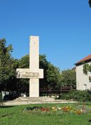 Durchquert man die Anlage, kommt man zuerst zum Gedenkstein für die Opfer des 2. Weltkrieges, der allen Opfern von 1941 – 1945 gewidmet ist.