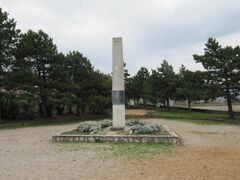 In einer kleinen Parkanlage findet man den Obelisken